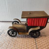 Lampada da tavolo metallo forma automobile d'epoca