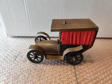Lampada da tavolo metallo forma automobile d'epoca