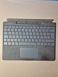 Tastiera Surface con scomparto Penna