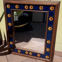 Specchio in legno, bordo di piastrelle in ceramica