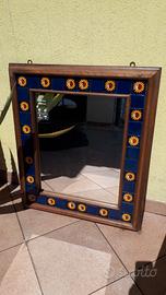 Specchio in legno, bordo di piastrelle in ceramica