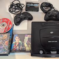 Sega Saturn + adattat. univ. + 2 joypad + 7 giochi