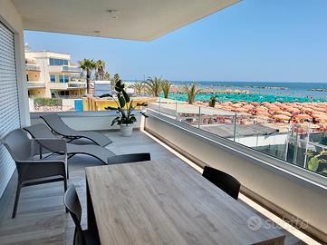 Terrazzo fronte mare - accesso diretto spiaggia