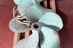 Coppia eliche e asse per imbarcazione ferretti 630