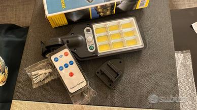 Faro led solare da esterno con telecomando