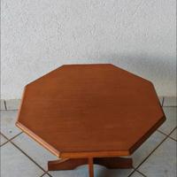 Tavolino ottagonale.