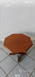 Tavolino ottagonale.