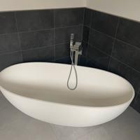 Vasca da bagno con colonnina e miscelatore