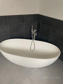 Vasca da bagno con colonnina e miscelatore