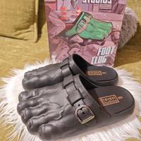 calzatura tipo Crocs piede di Hulk