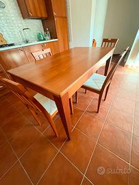 Tavolo in legno + 4 sedie abbinate - Come nuovo!
