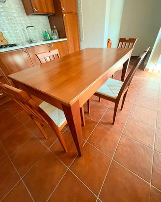 Tavolo in legno + 4 sedie abbinate - Come nuovo!