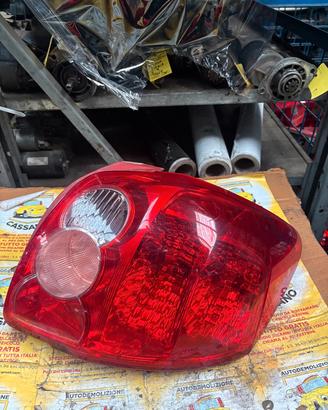 FARO POSTERIORE DESTRO TOYOTA AURIS ANNO:2007