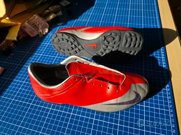 Scarpe da calcio Nike Mercurial rosse e grigie