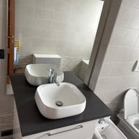 Mobile bagno lavandino e specchio