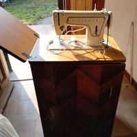 Macchina da cucire Singer completa di mobile.