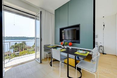 Open space fronte lago