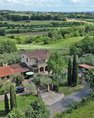 Rustico / Casale di 200 m² con più di 5 locali e b