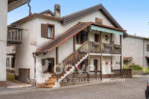 Casa indipendente di 200 m² con più di 5 locali e 
