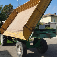 Rimorchio agricolo elevabile ribaltabile