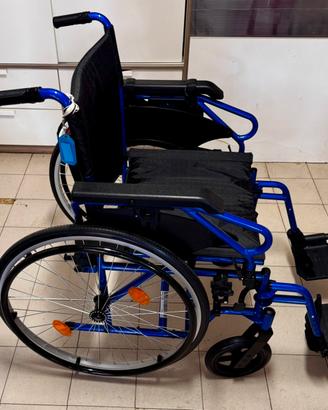 Carrozzina large per disabilità e cuscino