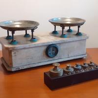 Antica bilancia marmo legno con pesi