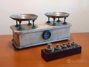 Antica bilancia marmo legno con pesi