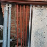 Puntelli e tavole metalliche ponteggio 