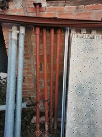 Puntelli e tavole metalliche ponteggio 