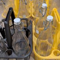 24 bottiglie di vetro con tappo e portabottiglie