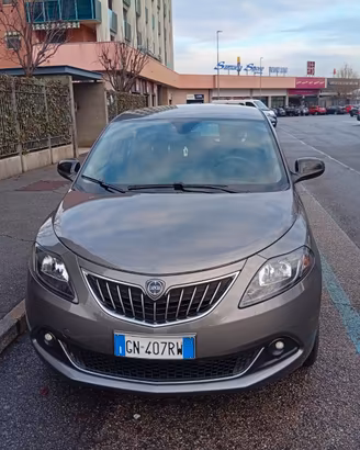 Lancia Ypsilon superaccessoriata leggi annuncio