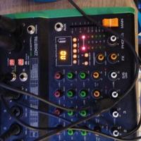 un mixer e due casse una cassa e marca ZIPp