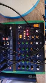 un mixer e due casse una cassa e marca ZIPp