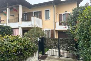 VILLA A SCHIERA A LENO