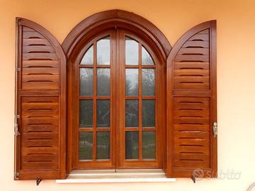 finestra a parapetto in legno Douglas 