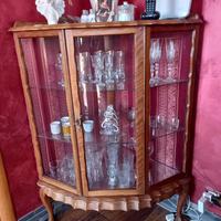 Angoliera, vetrinetta, tavolo, tavolino da tè 