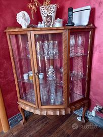 Angoliera, vetrinetta, tavolo, tavolino da tè 