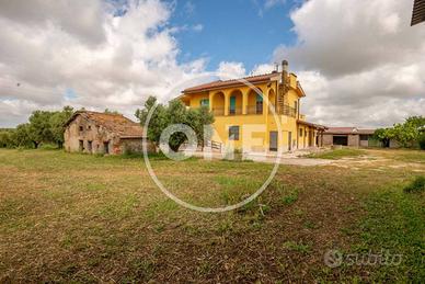 Rustico / Casale di 1050 m² con più di 5 locali a 