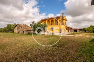 Rustico / Casale di 1050 m² con più di 5 locali a 