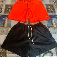 Pantaloncini firmati corti e una t-shirt