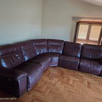 Divano in pelle colore bordeaux  5/6 posti