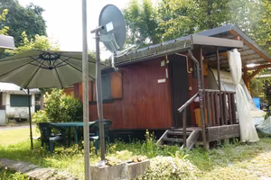 Roulotte fissa con casetta in legno