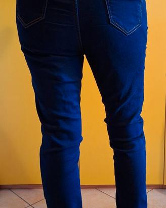 Pari al nuovo pantalone donna motlo