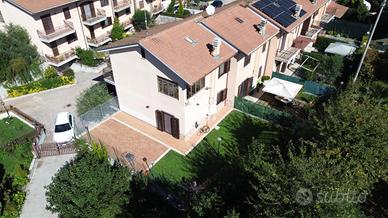 VILLA A SCHIERA A LABICO