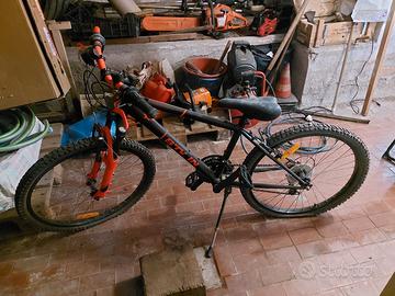 bicicletta MTB rockrider 500