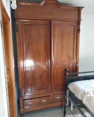 mobili pregiati e letto antico