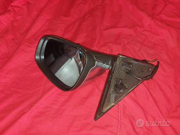 Specchietti retrovisori destro e sinistro 