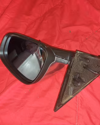 Specchietti retrovisori destro e sinistro 