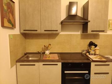 Piccolo blocco cucina stile Urban di Leroy Merlin,