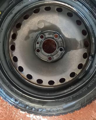 cerchi in ferro R16 con su gomme invernali 205/55